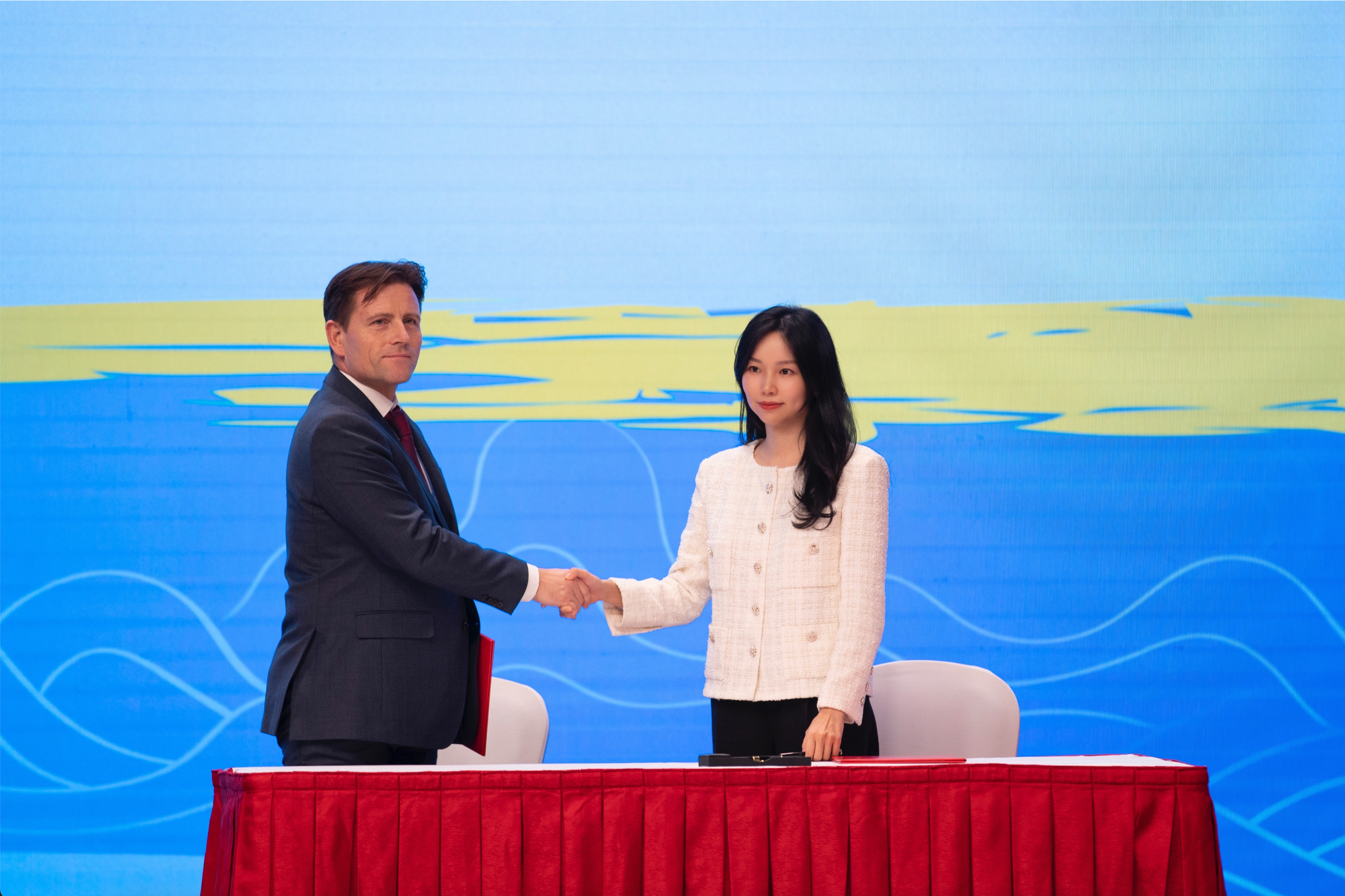 谢其润出席“一带一路”企业家大会并签署备忘录 中国FH至尊制药将加大投入积极拓展“一带一路”市场